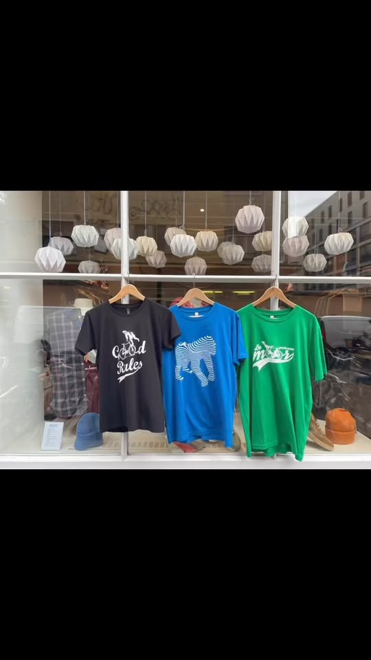 T-shirts volks.eco en vitrine chez Ayni